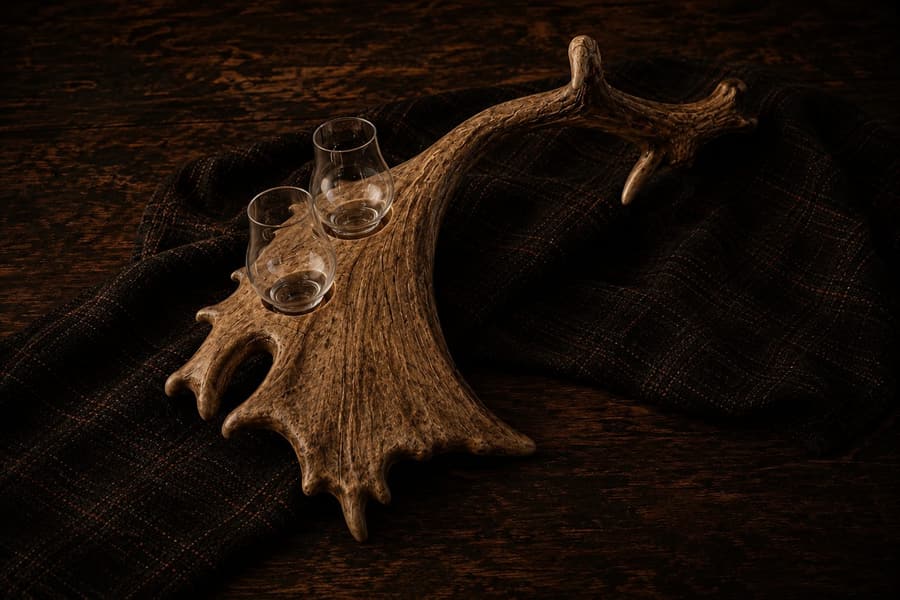 A finished antler piece holding two Glencairn glasses